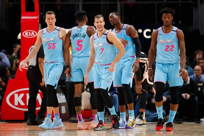 Сколько игроков в баскетбольной команде?